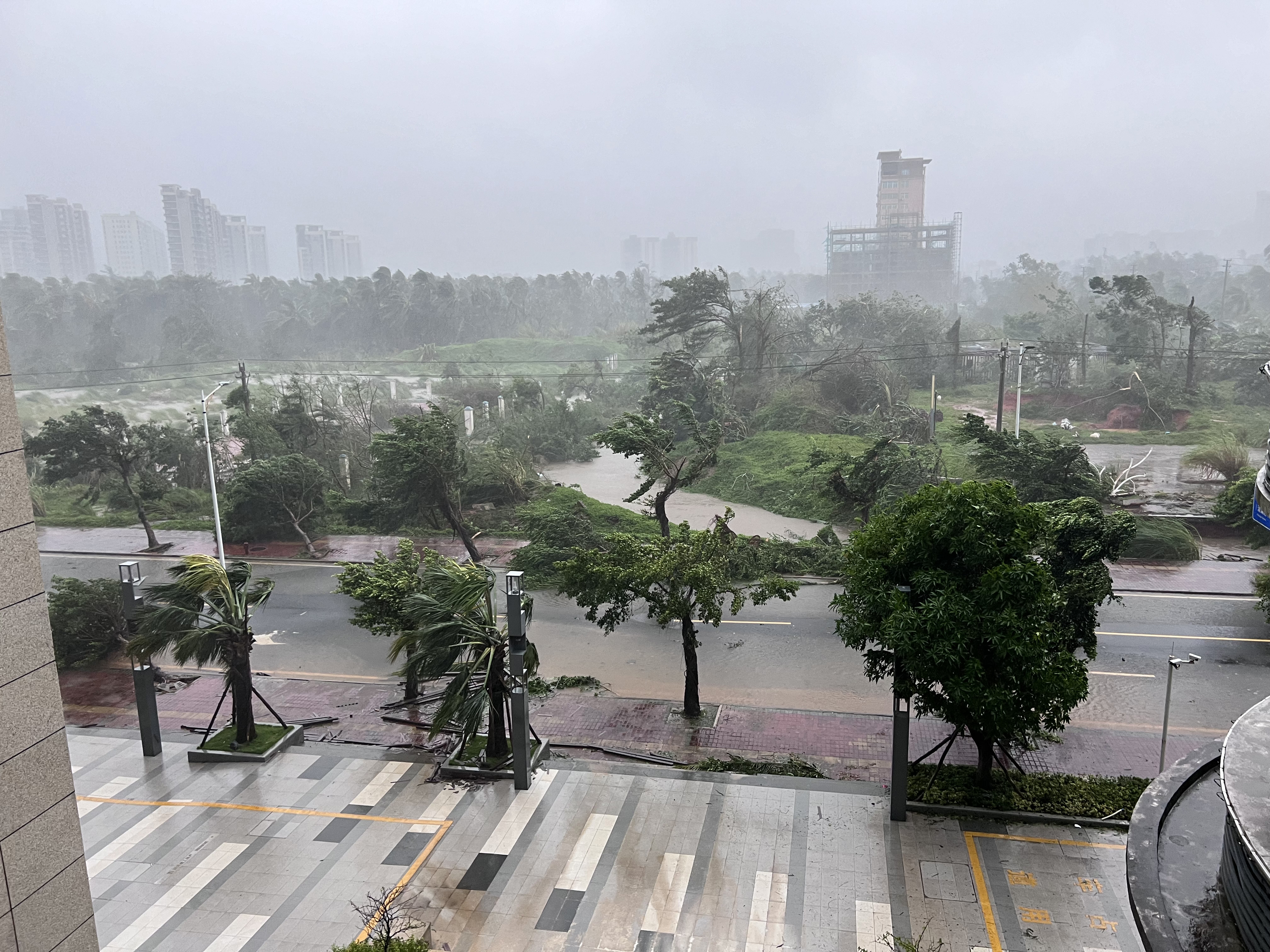 迎戰(zhàn)超強(qiáng)臺風(fēng)“摩羯”！文昌湘海城項(xiàng)目全力做好防臺抗臺工作，守護(hù)業(yè)主生命財產(chǎn)安全