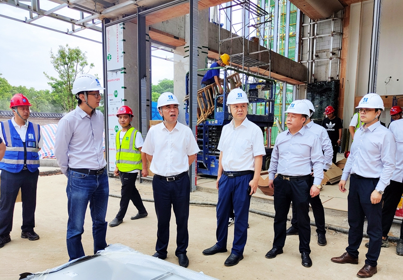 【大興調(diào)查研究】湖南建投地產(chǎn)集團黨委書記、董事長邱迪安調(diào)研湖南建投·御湖印項目