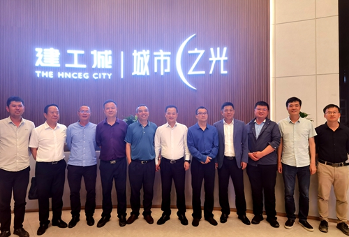集團黨委委員、副總經(jīng)理賀源調(diào)研益陽“建工城·城市之光”項目