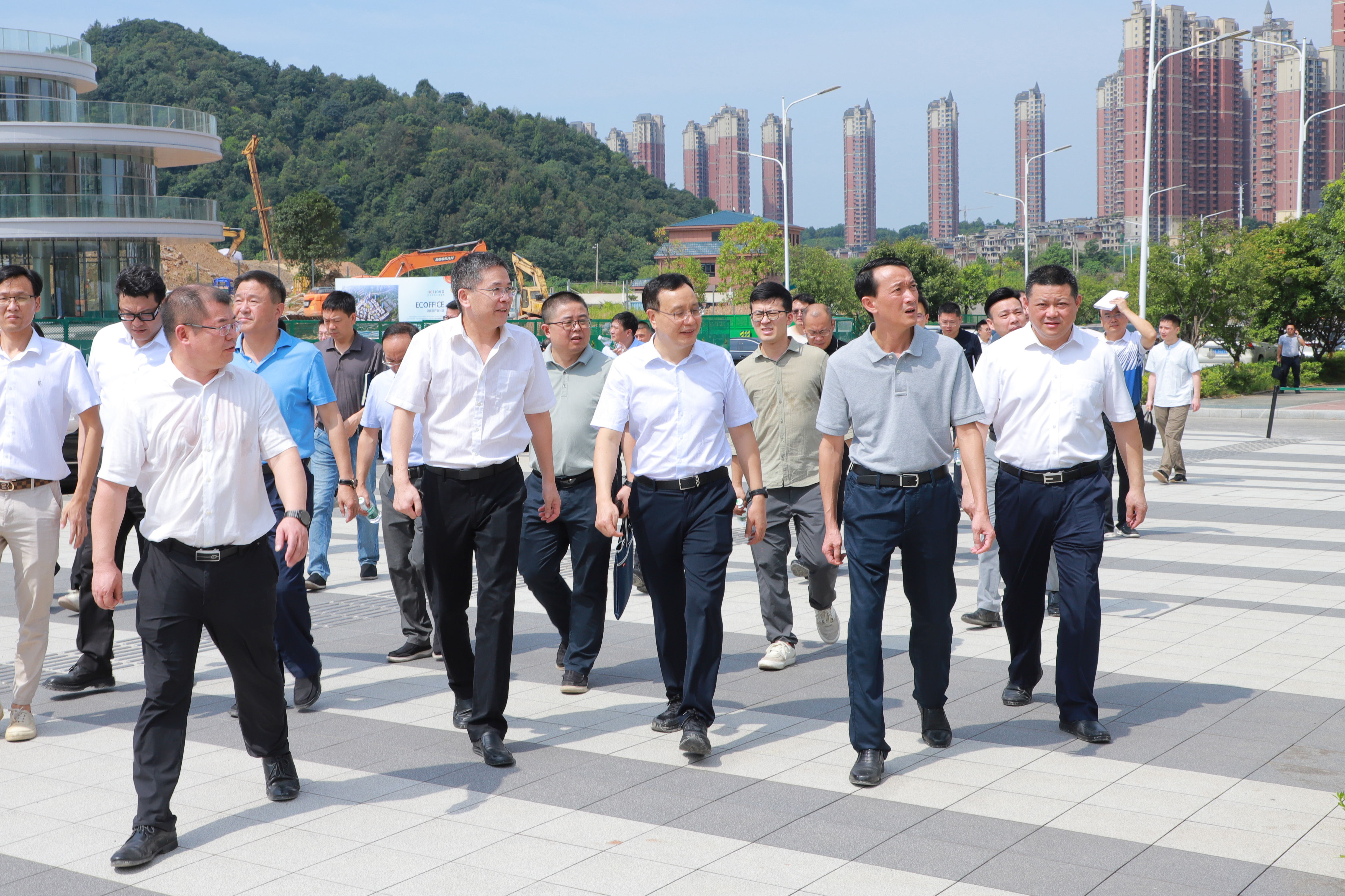 株洲市委常委、常務(wù)副市長陽望平，市委常委、組織部部長李武寧一行調(diào)研湖南建投·淞云臺項目